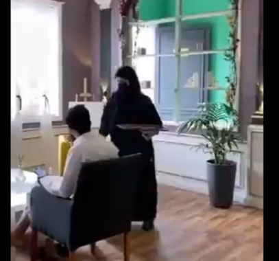 بالفيديو: السعودية.. جدل إثر تداول فيديو لنادلات يخدمن زبائن مقهى والسلطات تتدخل!