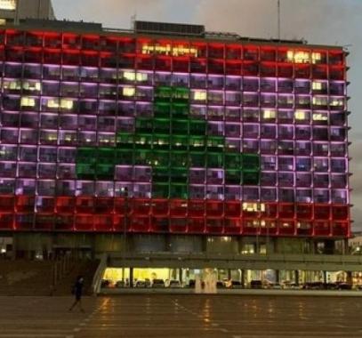 لبنانيون يرفضون إنارة علمهم على مبنى بلدية 