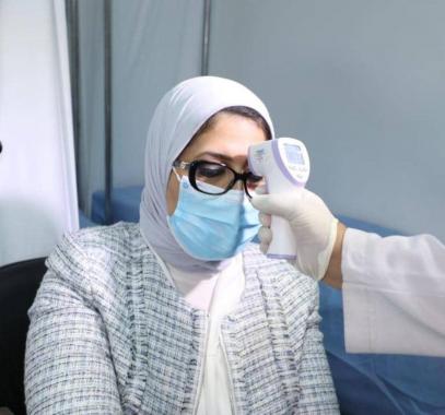 وزيرة الصحة المصرية تشارك في التجربة الإكلينيكية للقاح كورونا