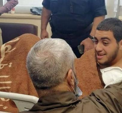 والد  فتى الزرقاء يزور ابنه في المستشفى