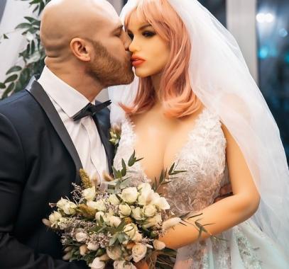 زفاف لاعب ودميته