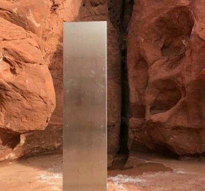 بالفيديو: اكتشاف هيكل معدني غامض في وسط صحراء يوتا يثير ضجة واسعة على الإنترنت