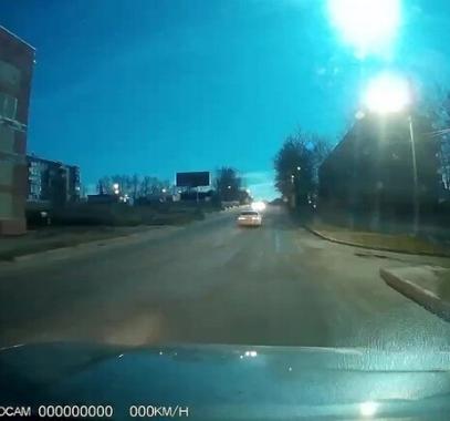 بالفيديو: انفجار نيزك كبير في سماء جزيرة سخالين بشرق روسيا