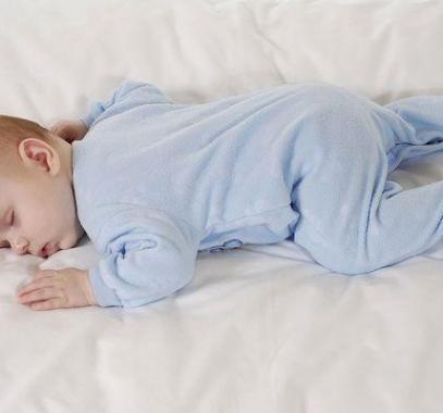 نوم الرضيع على بطنه