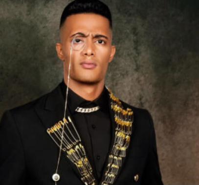 محمد رمضان يقع على المسرح