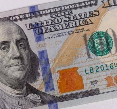 الدولار الأميركي يهبط لليوم الخامس على التوالي