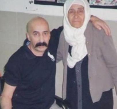 والدة الاسير ناهض الاقرع