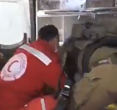 الاحتلال يعتدي على شاب داخل سيارة إسعاف في الأغوار