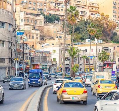 بالفيديو: الأمن ينجح في منع انتحار فتاة من فوق جسر عبدون في الأردن