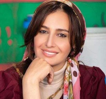 بالصورة - بعد نفيه خبر ارتباطها... حلا شيحة تجلس في أحضان والدها
