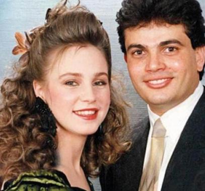 في صورة قديمة عمرو دياب يغني لشيرين رضا والجمهور يلومه