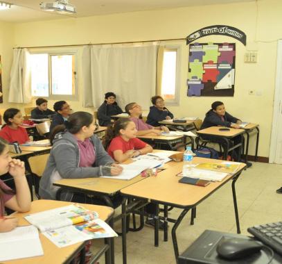 بالصور:  أجبروه على أداء الامتحان بجوار الحمام في مصر..فما السبب
