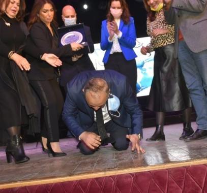 سجود أشرف زكي على المسرح