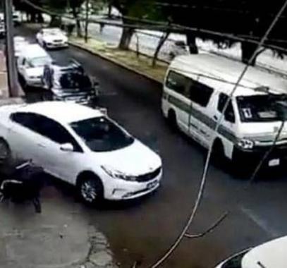 بالفيديو: حاولا سرقته بالإكراه فـ