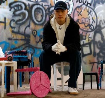 صور:طالب كورى جنوبى يصنع كراسى من الكمامات المستعملة