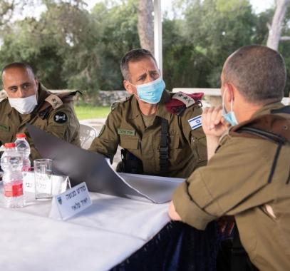 بالصور: كوخافي يجري زيارة لمنظقة الضفة لفحص جاهزية القوات