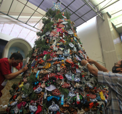 شجرة كريسماس عملاقة تتزين بالكمامات ومعقمات الأيدي فى كنيسة إندونيسية