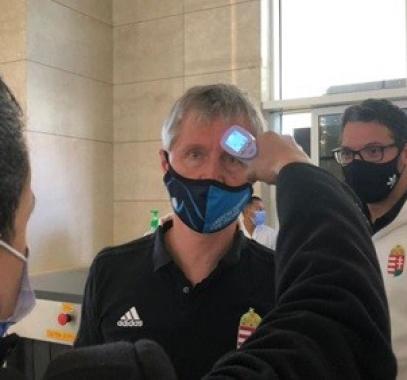 طيار بريطانى ينجو من كورونا ويعود لمنزله بعد 243 يومًا بالمستشفى