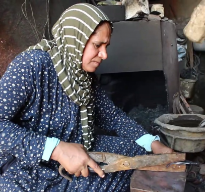 مصرية تتحدي العادات والتقاليد 