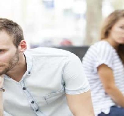 5 علامات إنذار على فقدان حبيبك اهتمامه بالعلاقة