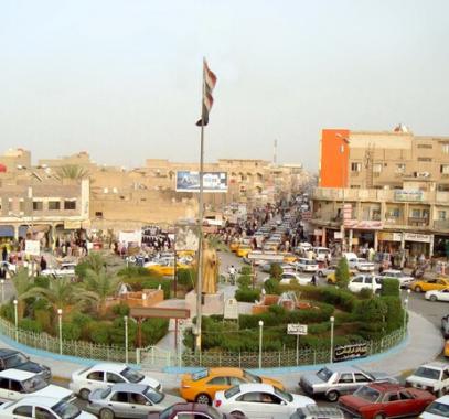 العراق | رجل يرمي زوجته من مركبة تسير بسرعة عالية