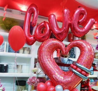 شاهدوا | امرأة تمنح زوجها هدية غريبة وتحصد أكثر من 4 ملايين مشاهدة