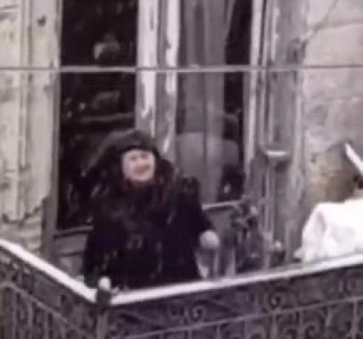 عجوز ترقص فى بلكونة منزلها فرحًا بتساقط الثلوج بجورجيا