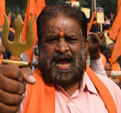 بالفيديو | هندوس يعتدي على فتى 