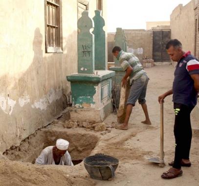 شاهدوا | واقعة غريبة.. مصري ذهب لزيارة قبر والده فاكتشف اختفاء الجثة