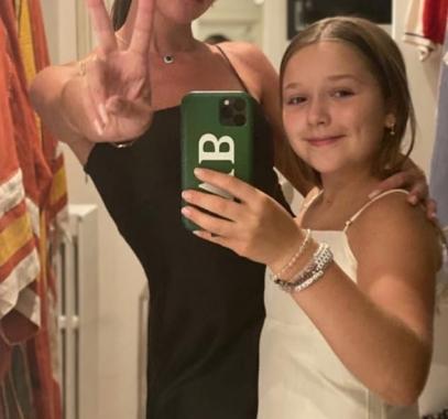 فيكتوريا بيكهام تخضع لجلسة تجميل على يد ابنتها هاربر