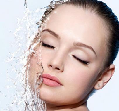 كيف تعتني ببشرتك في الطقس الحار والرطوبة