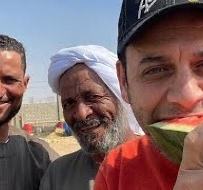 مصطفى قمر يدعو متابعيه لشراء البطيخ من بائع فاكهة