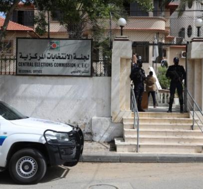 الشرطة بغزة تُؤمن مقر لجنة الانتخابات المركزية 1