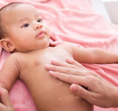 كيف تحمي بشرة طفلك الرضيع من الجفاف؟