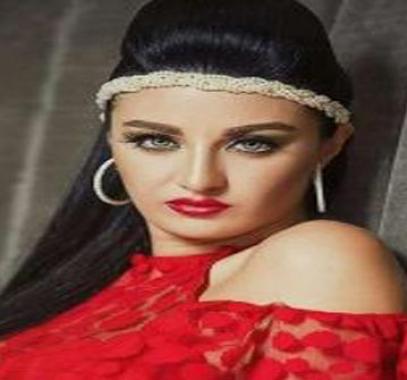 الراقصة صوفينار تظهر بالحجاب داخل كنيسة