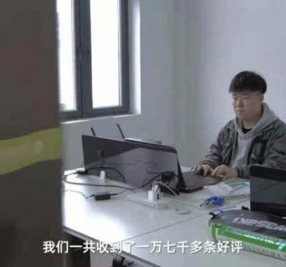 شاب صيني يكسب رزقه من خلال تذكير الأشخاص بجدول أعمالهم