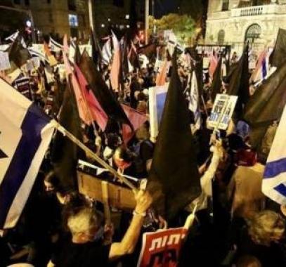 الإعلام العبري: عشرات المتظاهرين يُطالبون بتشكيل حكومة جديدة لـ