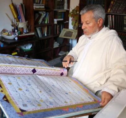 بعد كتابة 1000 مصحف.. خطاط ليبى يسعى وراء حلمه لرسم القرآن بالخط العربى