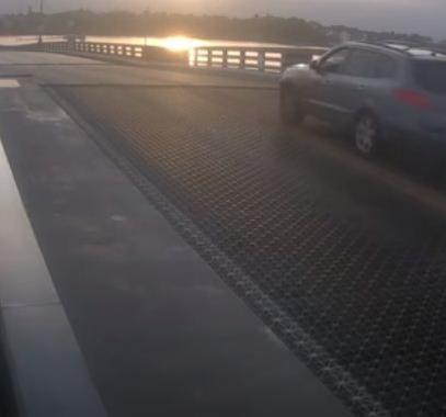 سائق يحطم حاجز مرورى ويقفز بسيارته فوق جسر متحرك لحظة فتحه فى فلوريدا