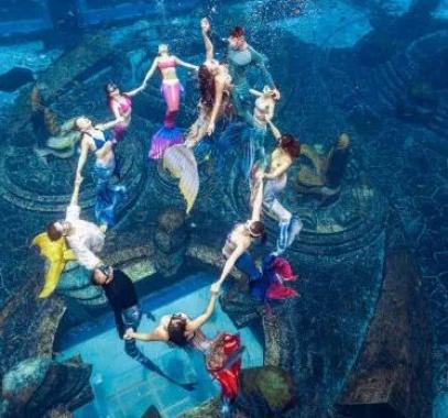 عرض حوريات بحر تحت الماء فى منتجع صينى يدخل 