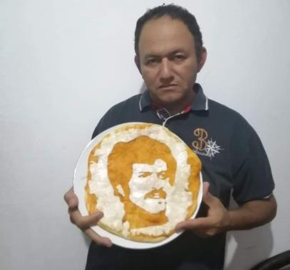 شيف بالغردقة يودع الفنان الراحل سمير غانم برسم وجهه على البيتزا.