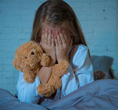 نصائح تُساعدك في علاج خوف طفلكِ عند النوم