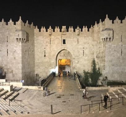 باب العامود ليلاً