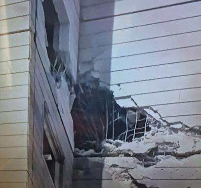 بالفيديو: مصرع مستوطن وإصابة آخرين بسقوط صاروخ على مبنى في عسقلان