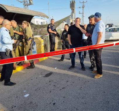 شاهد.. الاحتلال يزعم إصابة 3 إسرائيليين جراء حادثة إطلاق نار قرب حاجز زعترة بالضفة