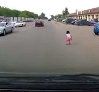 نجاة طفلة صغيرة بعد سقوطها من سيارة على طريق سريع
