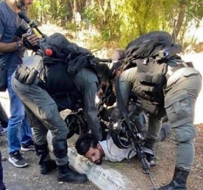 اعتقال مقدسي في الشيخ جراح.jpg
