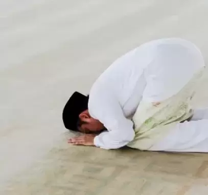 بالفيديو | متى يكون الوقوف يسار الإمام أفضل من الوقوف عن يمينه؟