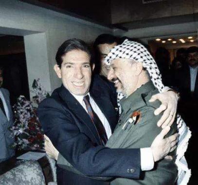 صورة جمعت الزعيم الفلسطيني ياسر عرفات بالراحل محمد عوض فى ذكرى ميلاده