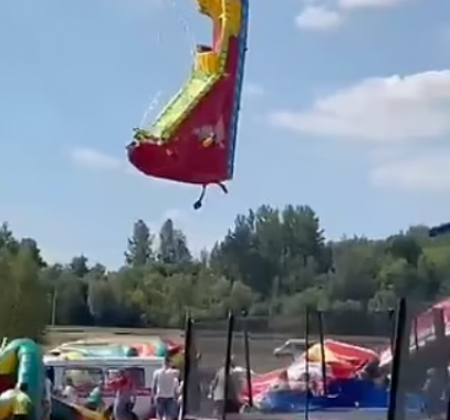 رياح قوية تثير الذعر فى بيلاروسيا بعد تسببها فى تحطم ألعاب خلال مهرجان